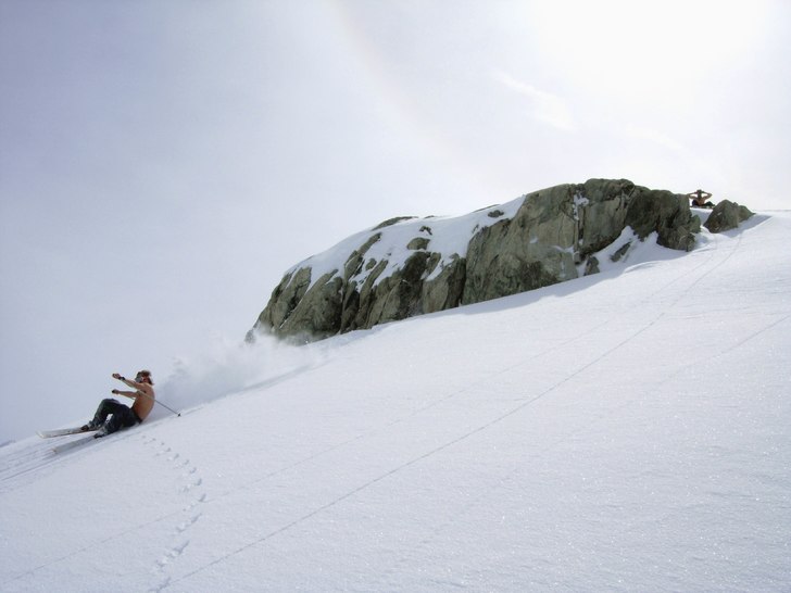 Jag droppar en väldigt liten stenbumling ute på . Foto: Frida Lundin. Åkare: Emil Rydell.