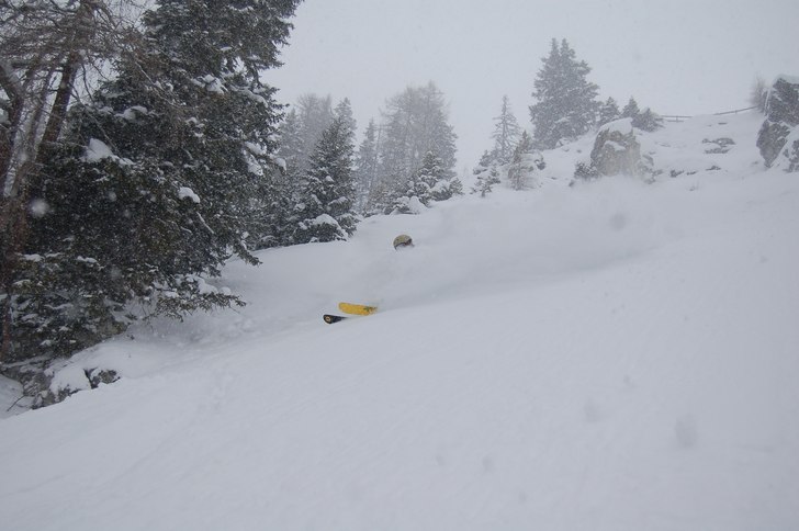 Under värsta snöfallet på hela säsongen fick v. Foto: Alex Rydfjord. Åkare: Pehr.