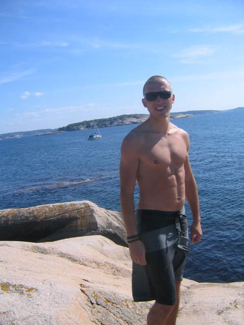 Letar klippor att hoppa från.... :). Foto: Dennis Andersson. Åkare: Adam Claeson.