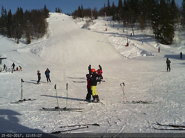 Vi har masse snø
Alpinbakken er åpen og de flest.
