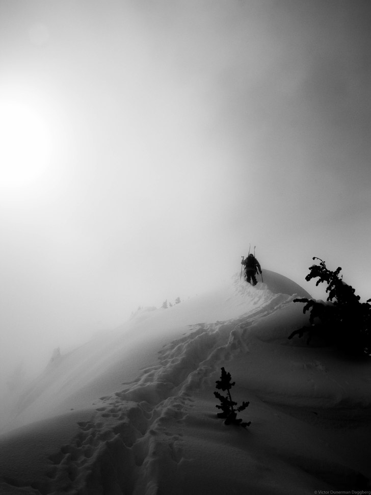 Boothike i slackcountry en mistymorning..