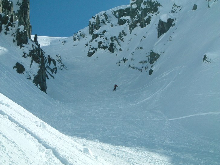 En fin ränna i Zürs.. Foto: Johan Fladvad. Åkare: Emil Saghamre.