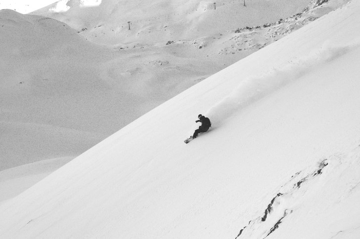 Lätt tillgängligt puder i zürs, tyvärr taget m. Foto: Alexander Rydfjord. Åkare: Jonas Hägg.