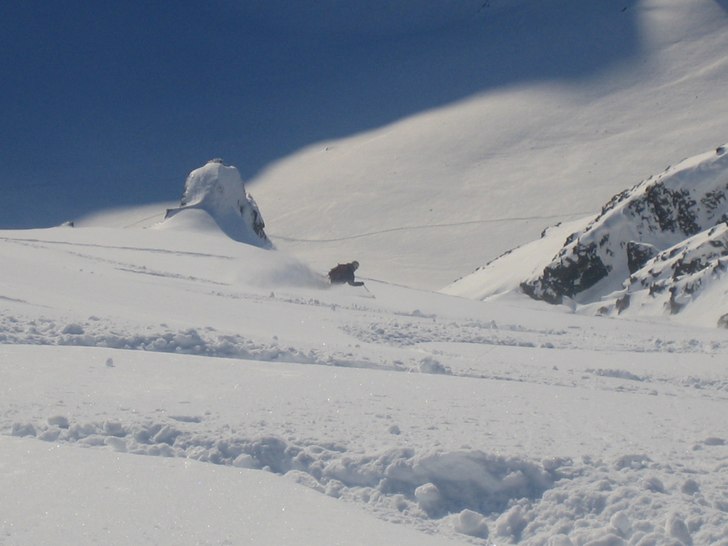 Pudder på vei ned fra Store Kjostind (1480 m) i L. Foto: odd Roar Salamonsen. Åkare: Tom Jensen.