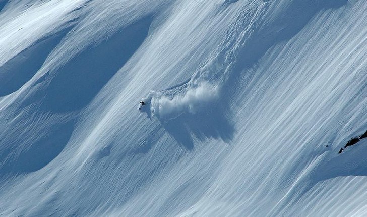 Nordalsfjället en solig Aprildag. Foto: Kent Zeiron. Åkare: Johan Taaveniku.