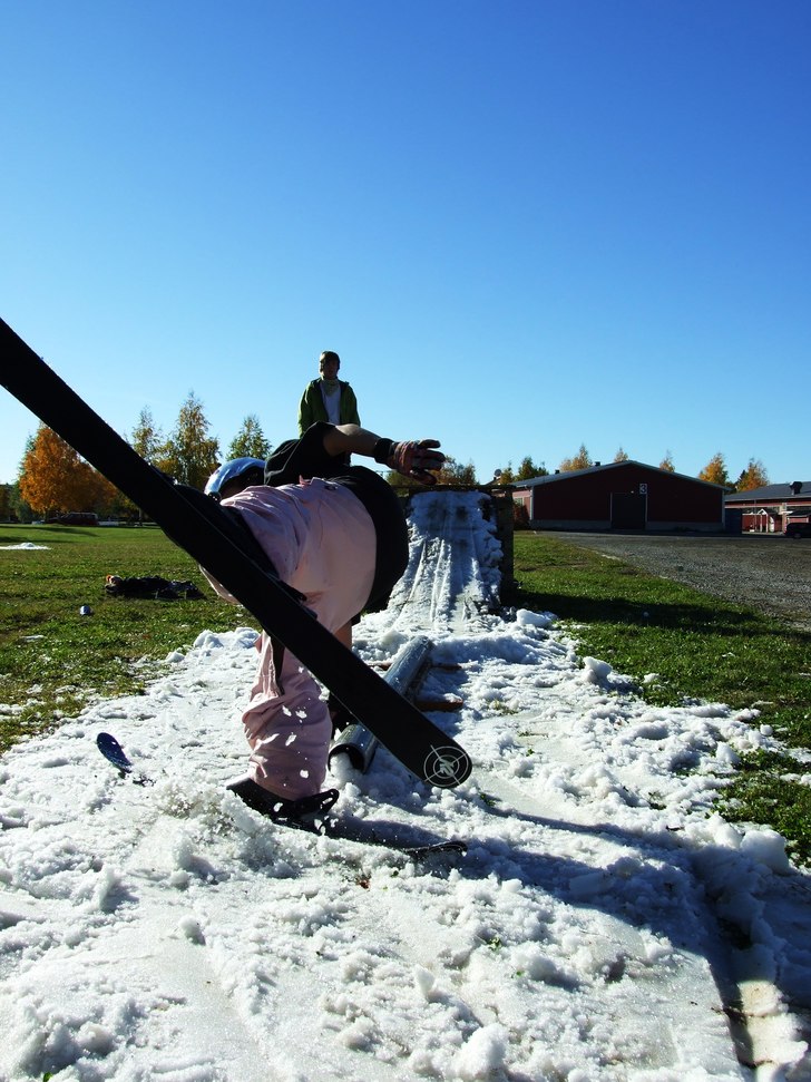 One foot rail! Eller så inte :P. Foto: Emil Sjödin. Åkare: Anton Möller- Andersen.