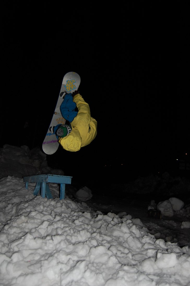 frontflip av en bänk. Foto: Robin "N1_ken1" jaeeeernbergggg. Åkare: Niklas j.