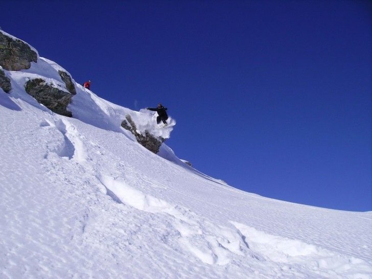 Kim droppar en liten klippkant. Foto: alexander engvall. Åkare: kim lindberg.