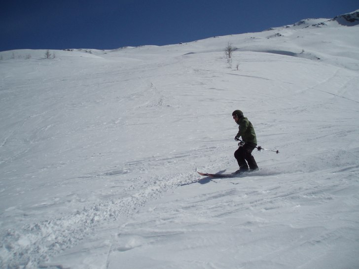 Tung sväng på slutet av Norden snön sögs fast . Foto: Kalle. Åkare: Anders Pettersson.