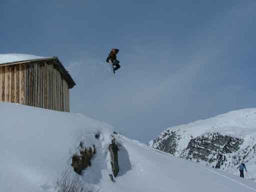 Grymt hus vid sidan av vägen precis innan Zürs.. Foto: Tysken. Åkare: Christoffer Hindelid.