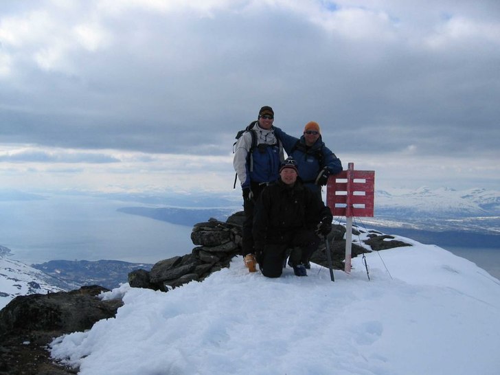Glada grabbar på toppen... Vilken utsikt!. Foto: Mattias Cöster. Åkare: Fredric Andersson, Ole Svensson och Petri Forslund.
