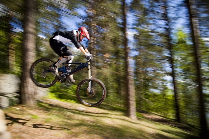 Danne i ett fartdropp. Foto: Mattias Johansson. Åkare: Danne Olsson.