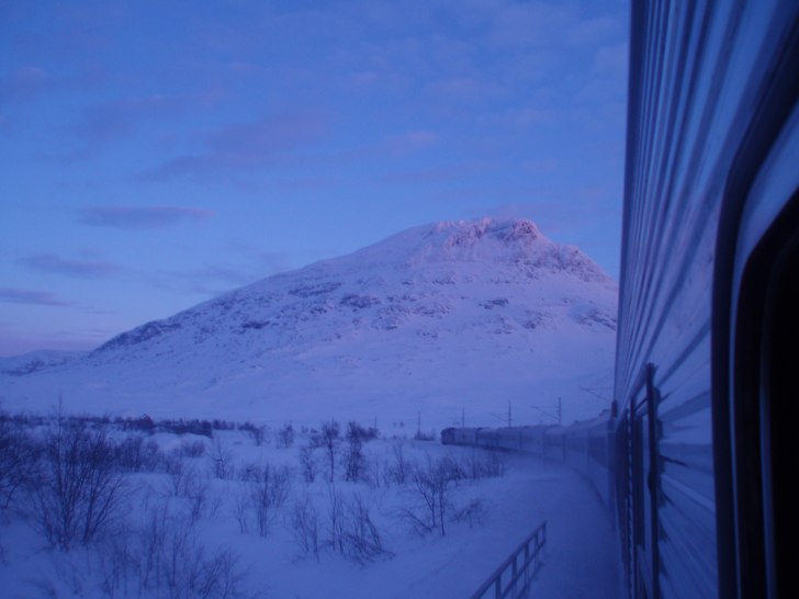 På väg hem. Taget från utsidan av tåget..... Foto: Petter Torgå.