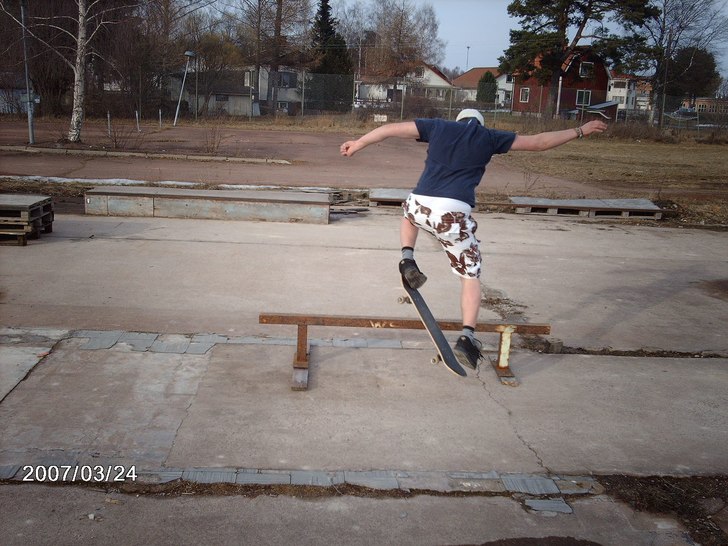 Vår Skejt :) Boardslide. Foto: random. Åkare: Anders Grännsjö.