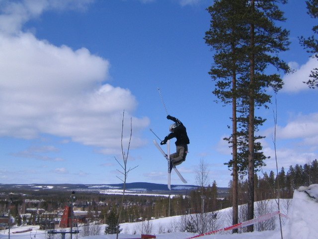 jag vill visa att malå backen oxå finns :) . Foto: Tobias forsberg. Åkare: Simon lundqvist.
