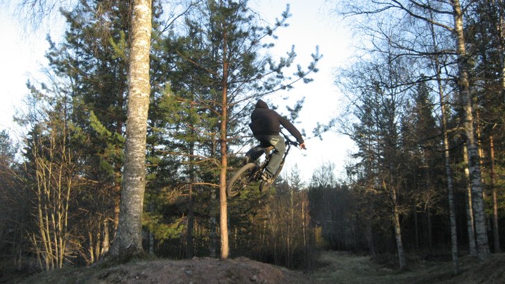 hoppar. Foto: Johan Larsson. Åkare: Fredrik Larsson.