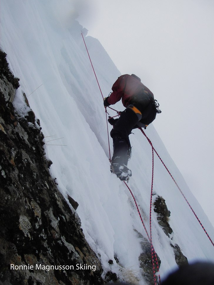 Påsk i Viterskalsstugan, klättring i bäckravine. Foto: Ronnie Magnusson. Åkare: Chatarina Larson.