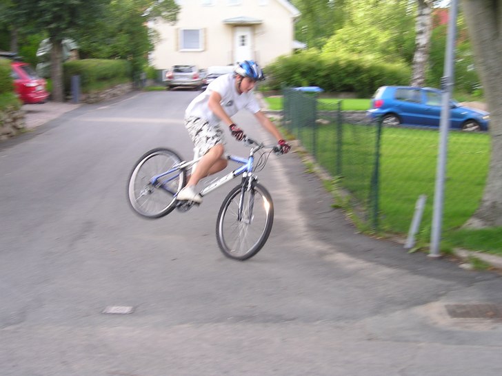 jag gör en liten stoppie!. Foto: sara ljungqist. Åkare: Martin setterberg.