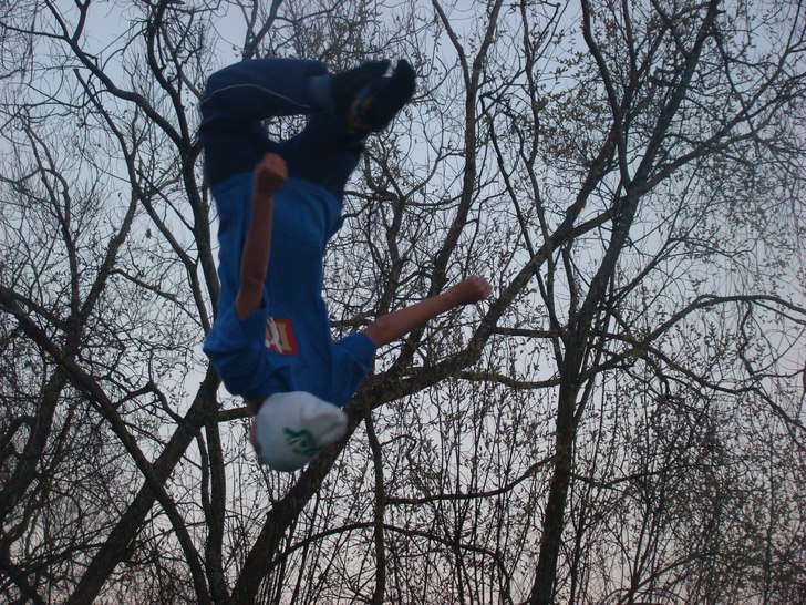 jag drar en back flip en härlig sommar kväll. Foto: alex edström. Åkare: gustaf kumlin.