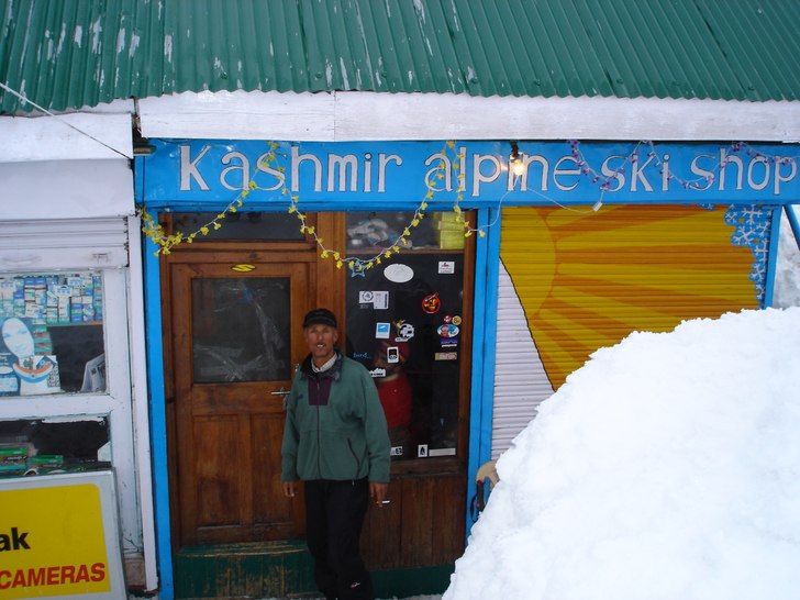 Den oefterhärmlige Yaseen utanför sin skiduthyrn. Foto: Tobias Liljeroth. Åkare: Yaseen Khan.