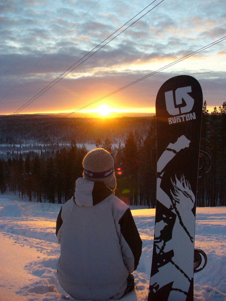 Nikke sitter och filosoferar. Foto: David Lundgren. Åkare: Nikke.