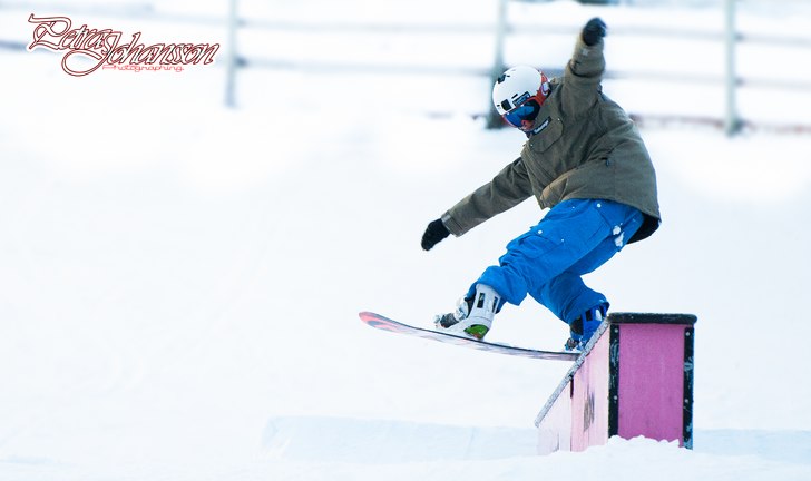 Första gången med snowboard/skidor framför lins. Foto: Petra Eleonor Johnsson. Åkare: Nils Petersen.