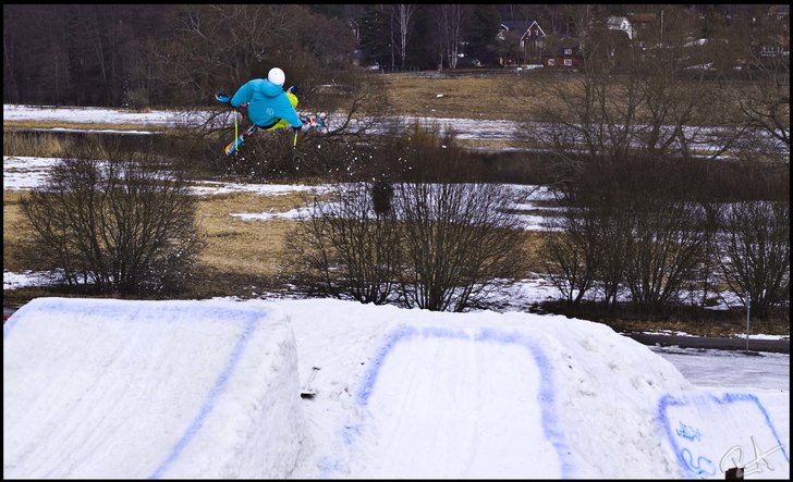 Flerkz Pojken som åker under en BBQ i sunnerstaba. Foto: Robin Andersson. Åkare: Andreas Urtell.