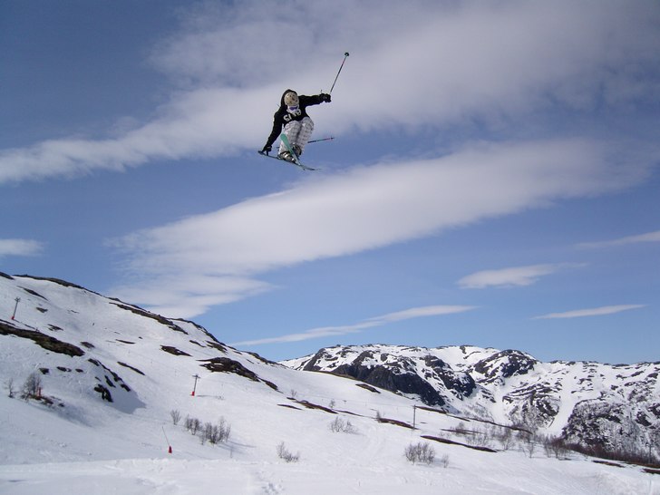 360 Tail över 23 meters platån i Hemsedal. Foto: Felix Sjöstedt. Åkare: Rasmus Baudtler.