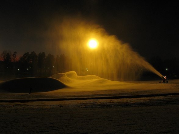 Snökanonerna går för fullt. Foto: Mattias Hjelm.