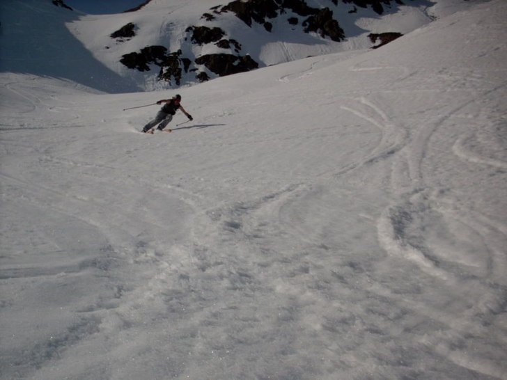 Bränner lite skönt slask på vårkanten, maroi -. Foto: Martin Ekelund. Åkare: Jesper Jeppsson.