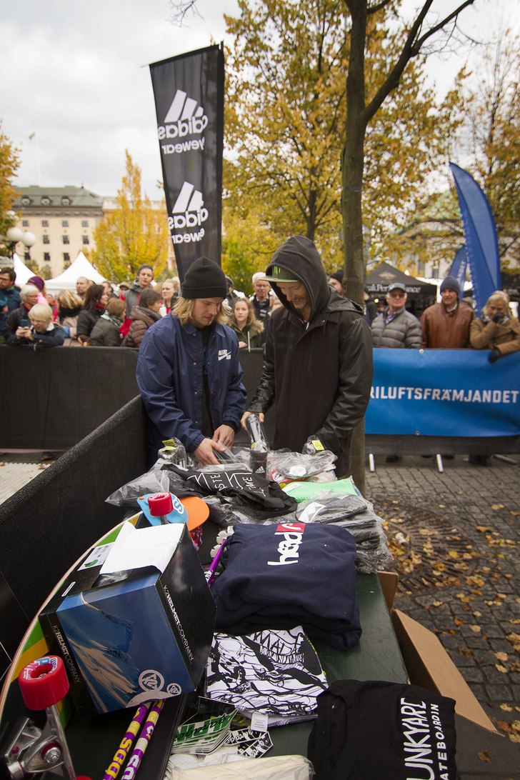 Niklas Eriksson och Jacob Wester studerar prisbord. Foto: Hedda Berander. Åkare: Niklas Eriksson och Jacob Wester.