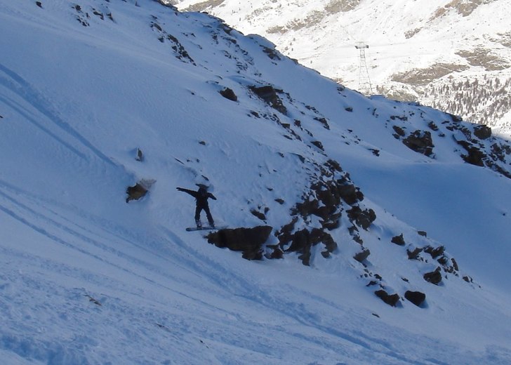 Offpist from Hohtäli. Foto: Marc Wiesner. Åkare: Hakan Cervin.