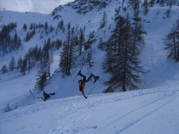 Jag utför en till synes säregen balanskonst men . Foto: Thomas Josefsson. Åkare: Martin Bengtsson.