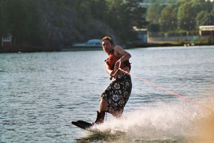blev lite oskärpa, kanske för båten men fint lj. Foto: Albert Olin. Åkare: KArl Wenslaff.