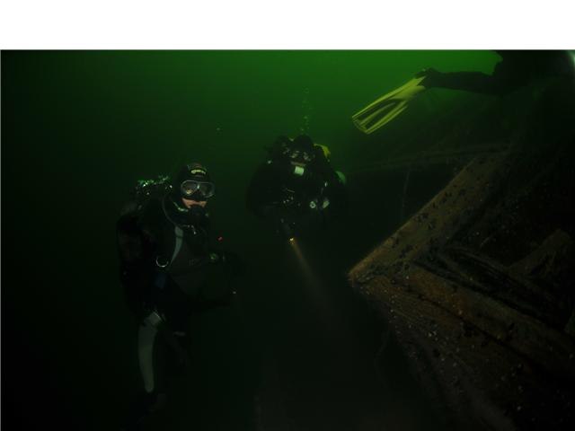 32 meter under ytan påväg in i ett vrak. Det är. Foto: Jonas. Åkare: Jeffa och Markus.