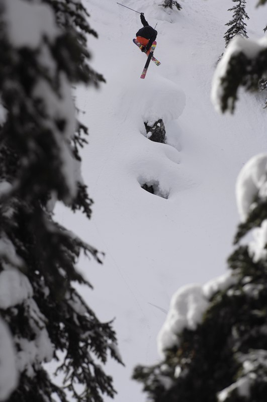 Henke Windstedt drar en 360 Japangrab från en pil. Foto: Mattias Fredriksson. Åkare: Henrik Windstedt.