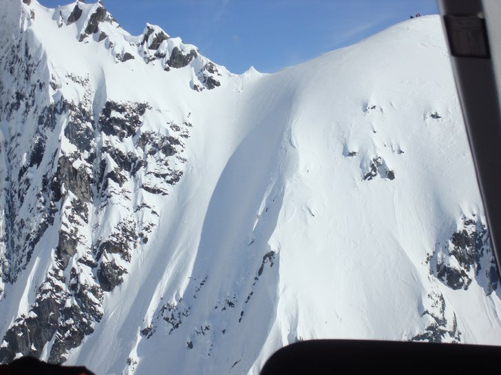 Rek från heli. Foto: Erik Svanberg. Åkare: To be skied by E S.