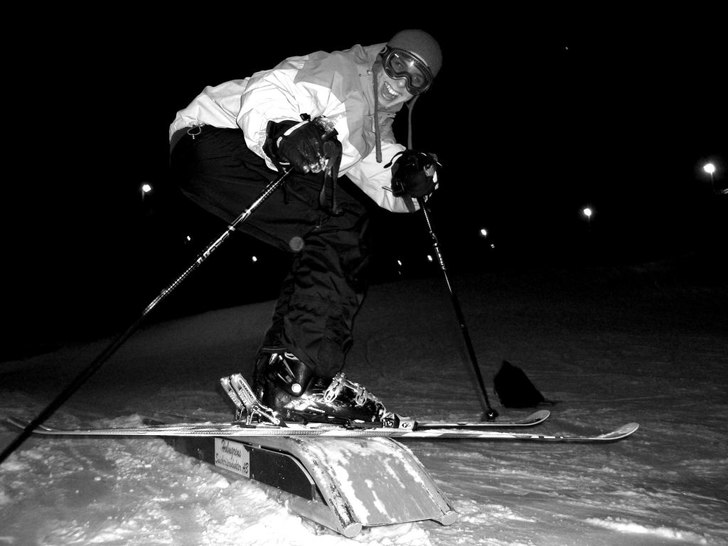En litet skönt glid på Trosa-backens box! Dock v. Foto: Johan Wolpher. Åkare: Stefan Hellberg.