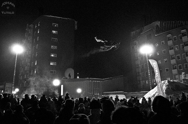 Snöfestival i Kiruna. Skoteråkare hoppar hööö. Foto: Johan Ylitalo. Åkare: Okänd.