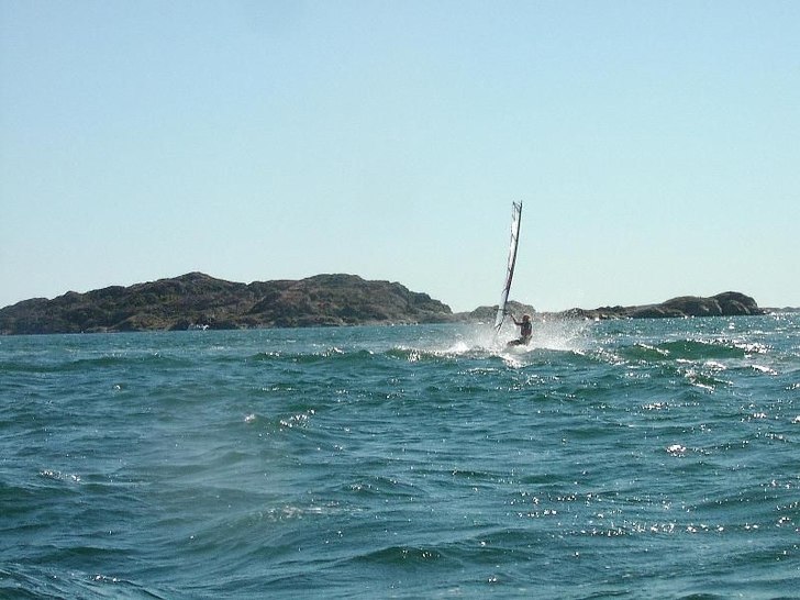 sommarsurf på hemmaplan!. Foto: Icka Berg. Åkare: Ville Berg-Malmborg.