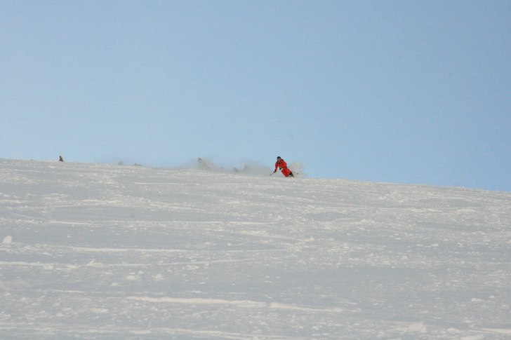 Fin bild med spetsiga berg i bakgrunden. Foto: Dan Bergman. Åkare: Jacob Hasslow.