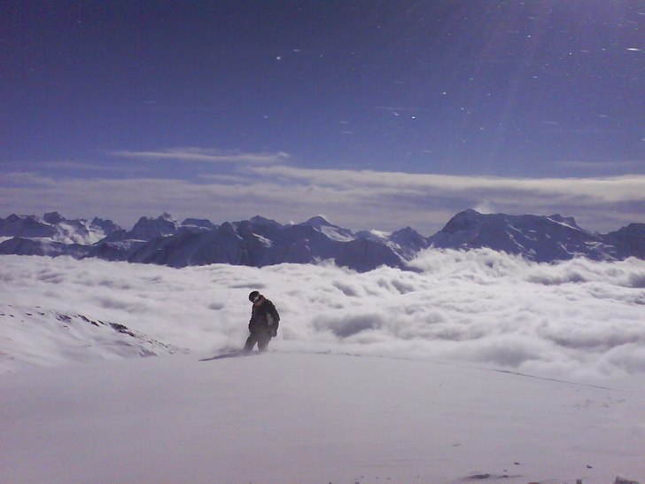 Puderåkning i Blatten-Belalp, med ett drömskt mo. Foto: Olof Mogren. Åkare: Chiristan Holmquist.