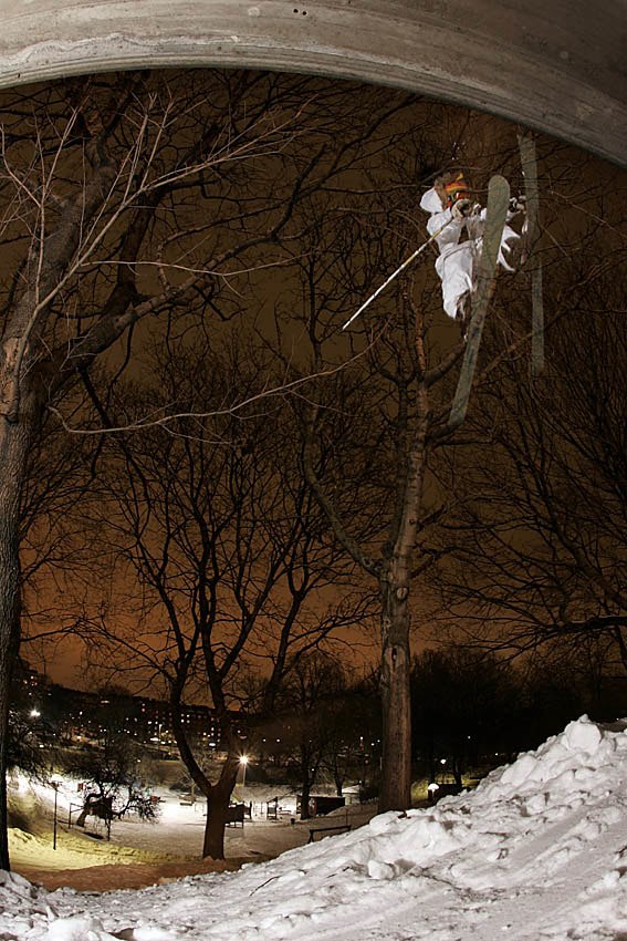 ett halft varv ner i en park och krashar in i ett . Foto: James holm. Åkare: Linus Stevrin sckoglund.