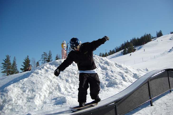 posin on ze snowskate. Foto: Emil Halvarsson. Åkare: Simon Lampinen (jag).