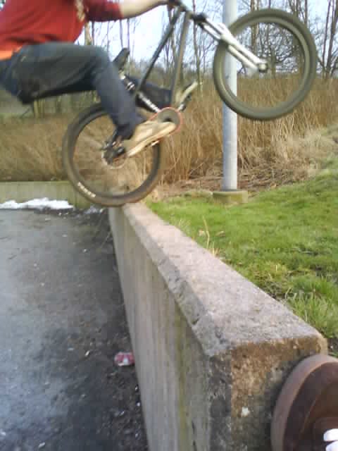 Billy drar abbu på en lite högre mur. Foto: Oscar Faxén. Åkare: Billy Kimhed.
