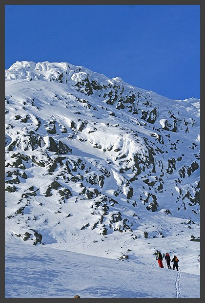 Topptur upp mot Grönfjället. Åkarna funderar p�. Foto: Henrik Persson. Åkare: Johan Eklöv, Anders Johansson, Andi Kiefmann.