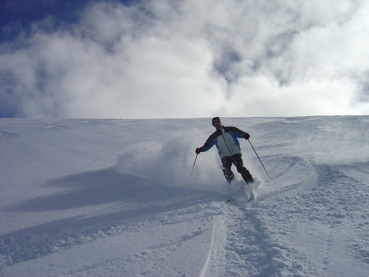 Foto: Lars B. Åkare: Mats pumpar puder i La Thuile.