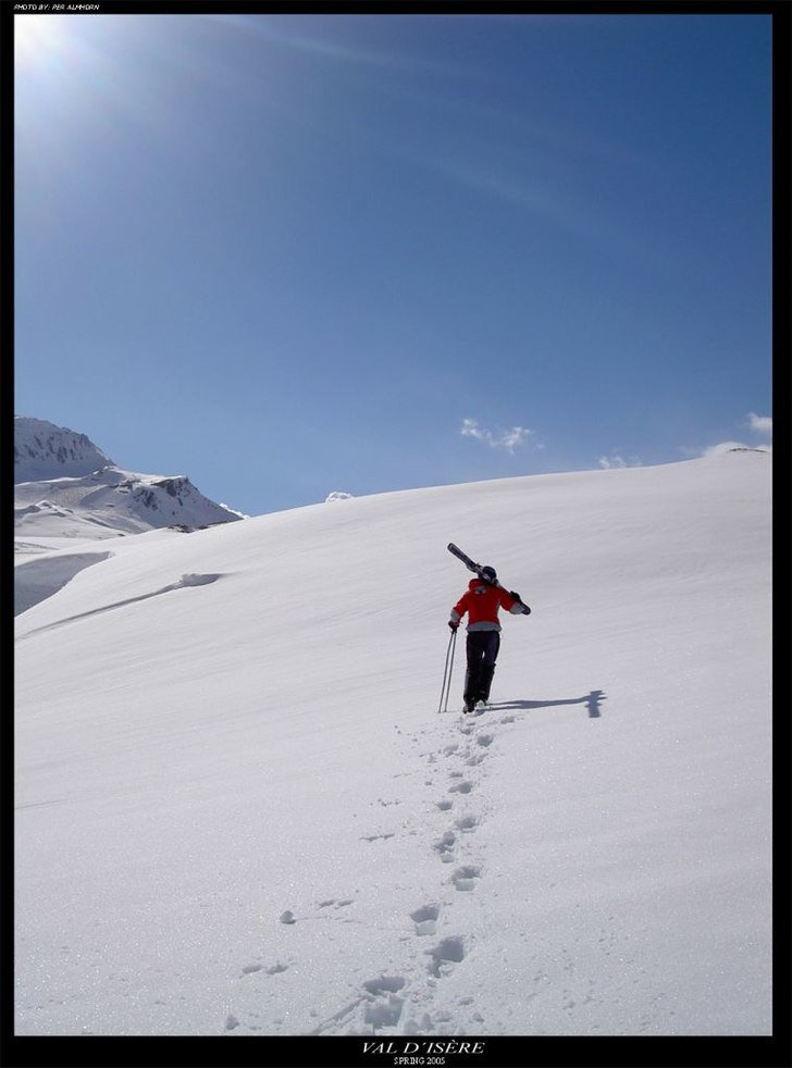 Vandrar uppått för att hitta pudret. Foto: Per Almhorn. Åkare: Calle Almhorn.