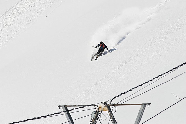 Liftnära puder i Japan. Åket efter kom Ski Patro. Foto: David Clemensson. Åkare: Alexander Thurban.