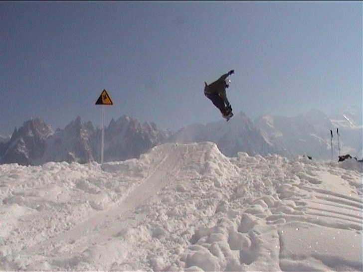 En liten fin kick...med en fin brant landning (se . Foto: Carl Bromarker. Åkare: Filip Eriksson.